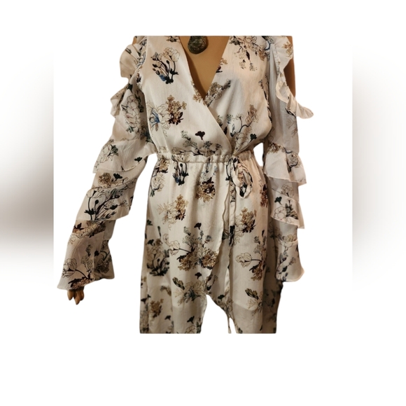 🌸Misguided flowy flower print cold shoulder dress  size 6🌸never worn - Picture 3 of 7